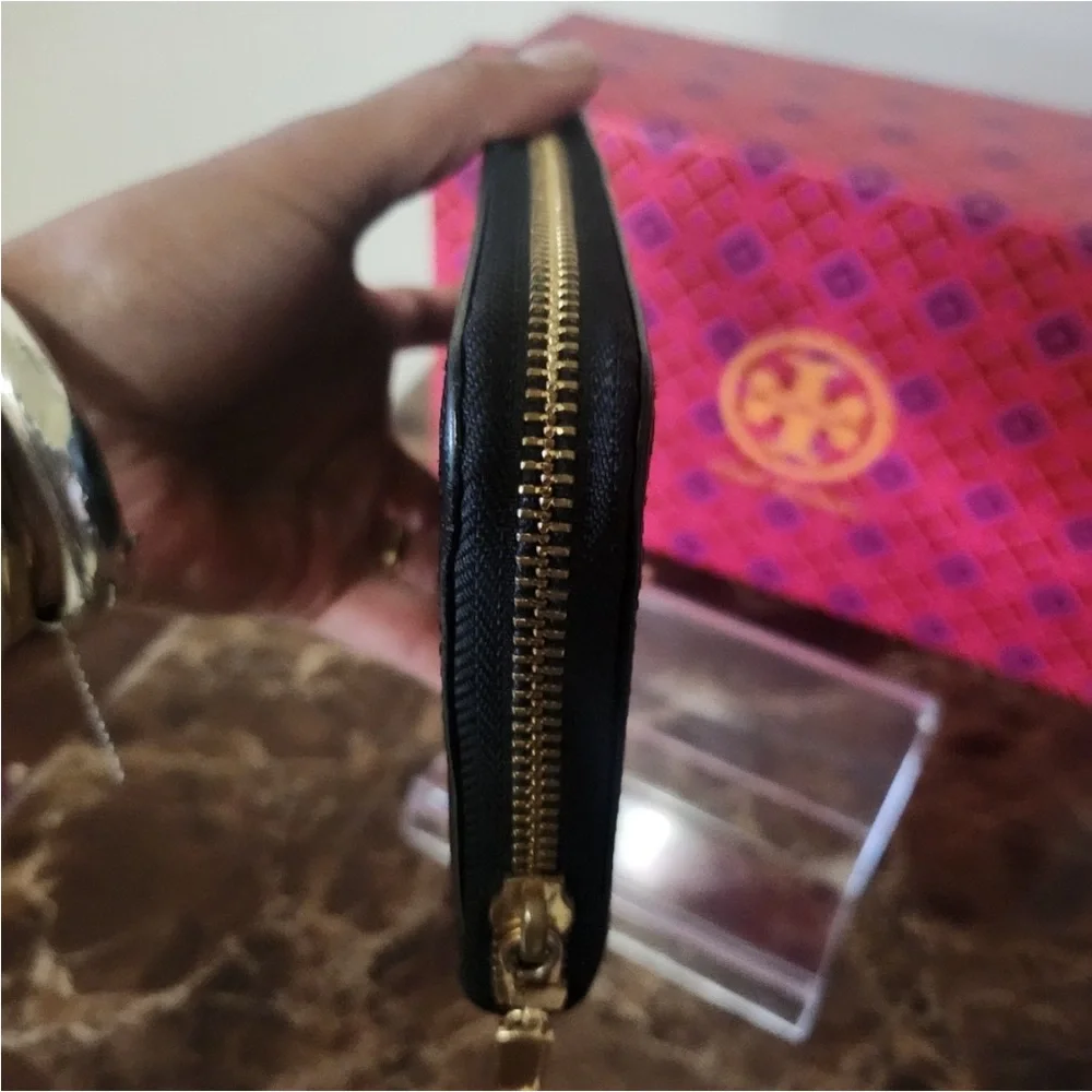 Tory Burch Black Wallet with Gold Logo comes with Dust bags only🌹